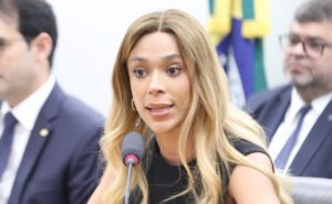 Deputada Erika Hilton (Psol-SP) fala em comissão da Câmara dos Deputados