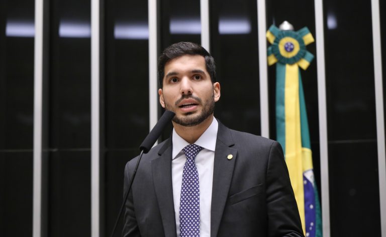 Deputado André Fernandes (PL-CE) fala no Plenário da Câmara dos Deputados