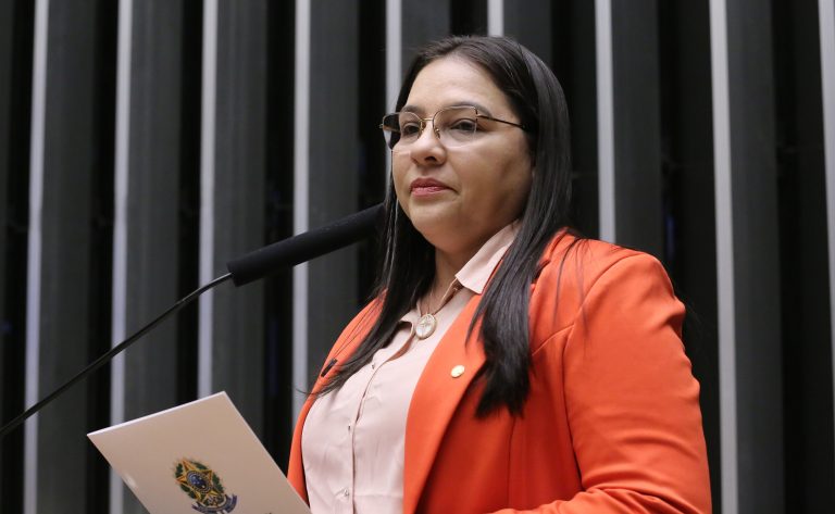 Comissão aprova cadastramento presencial prioritário no CadÚnico para famílias de baixa renda
