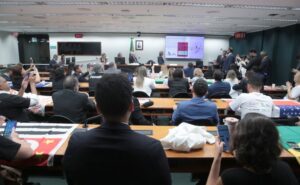 Debate na Câmara divide opiniões sobre piso salarial de farmacêuticos
