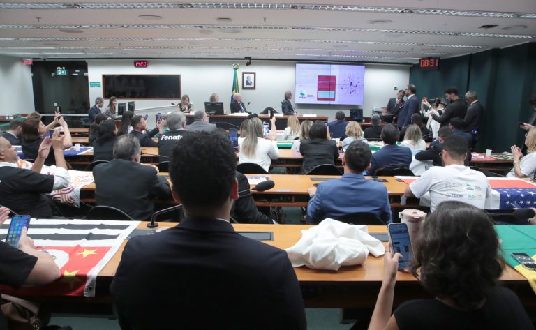 Debate na Câmara divide opiniões sobre piso salarial de farmacêuticos