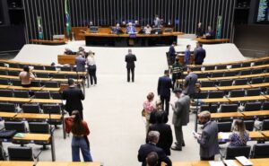 Discussão e votação de propostas legislativas.