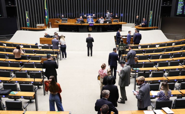 Discussão e votação de propostas legislativas.