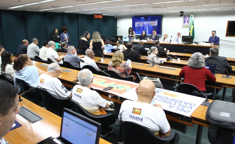 Enfermeiros denunciam descumprimento de piso salarial na Câmara