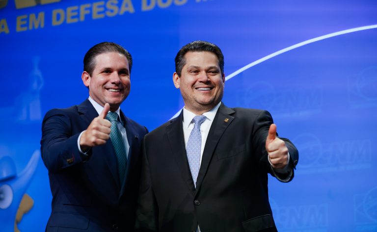 Motta e o presidente do Senado, Davi Alcolumbre, na sessão de abertura da marcha