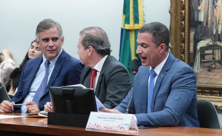 CCJ da Câmara adia votação de PEC que reduz a maioridade penal