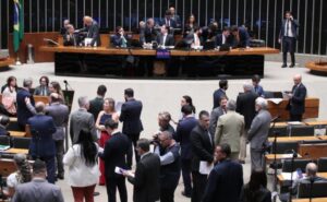 Câmara analisa MP que reajusta piso salarial de professores