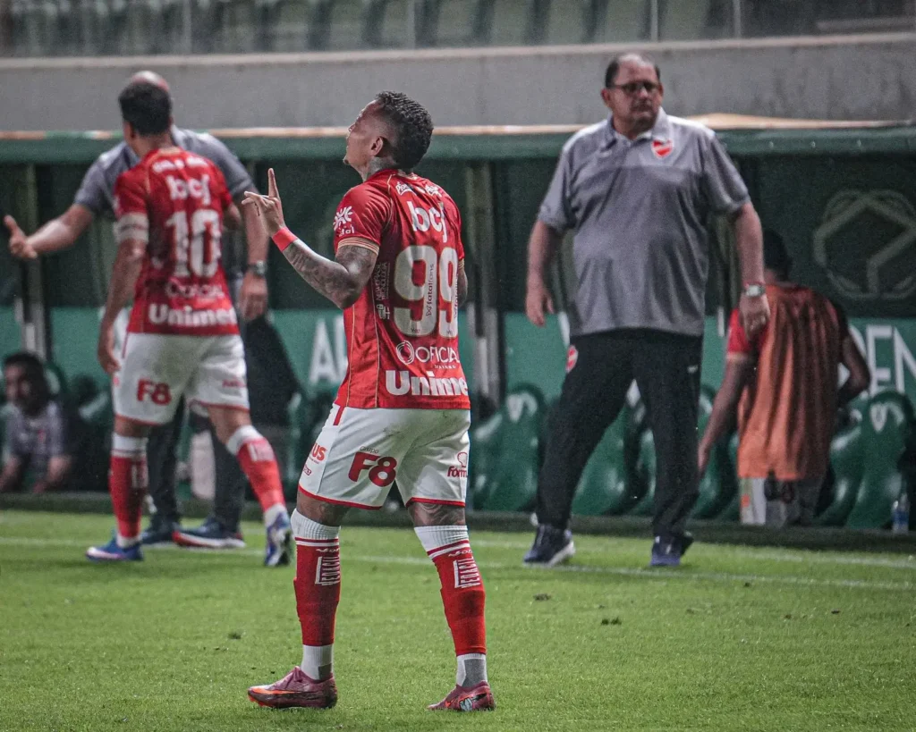 Janderson fala de mudança de rotina do Vila Nova para jogo às 11h contra o Londrina: "temos de estar preparados"