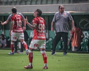 Janderson fala de mudança de rotina do Vila Nova para jogo às 11h contra o Londrina: "temos de estar preparados"