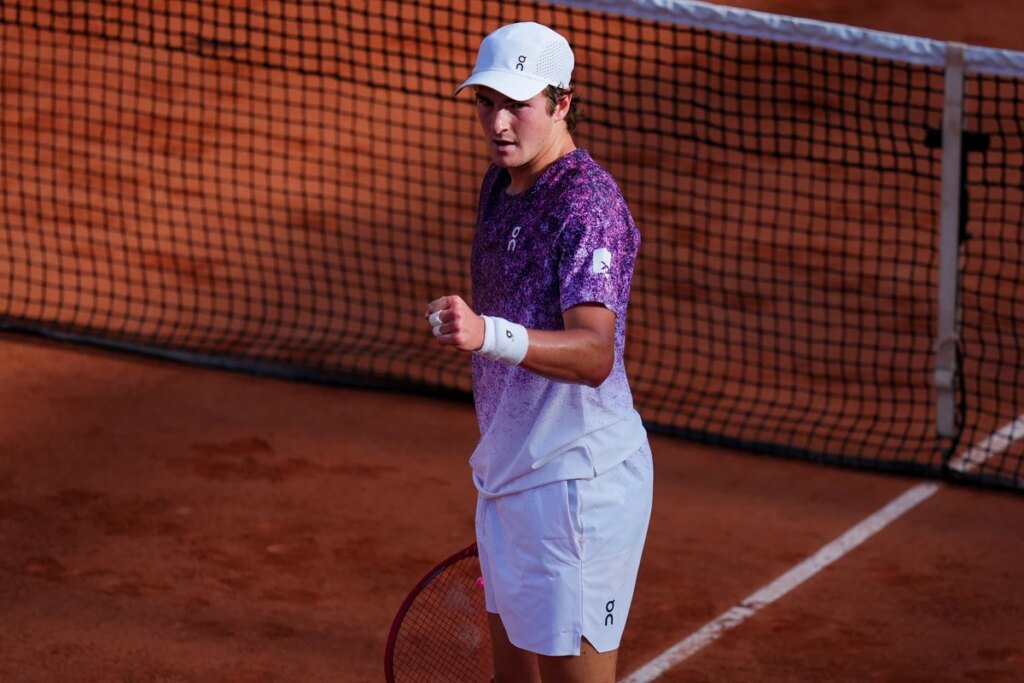 João Fonseca derrota Luka Pavlovic e avança em Roland Garros