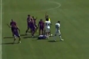 Jogador cai desacordado e deixa campo de ambulância na Liga Espanhola. Confira vídeo
