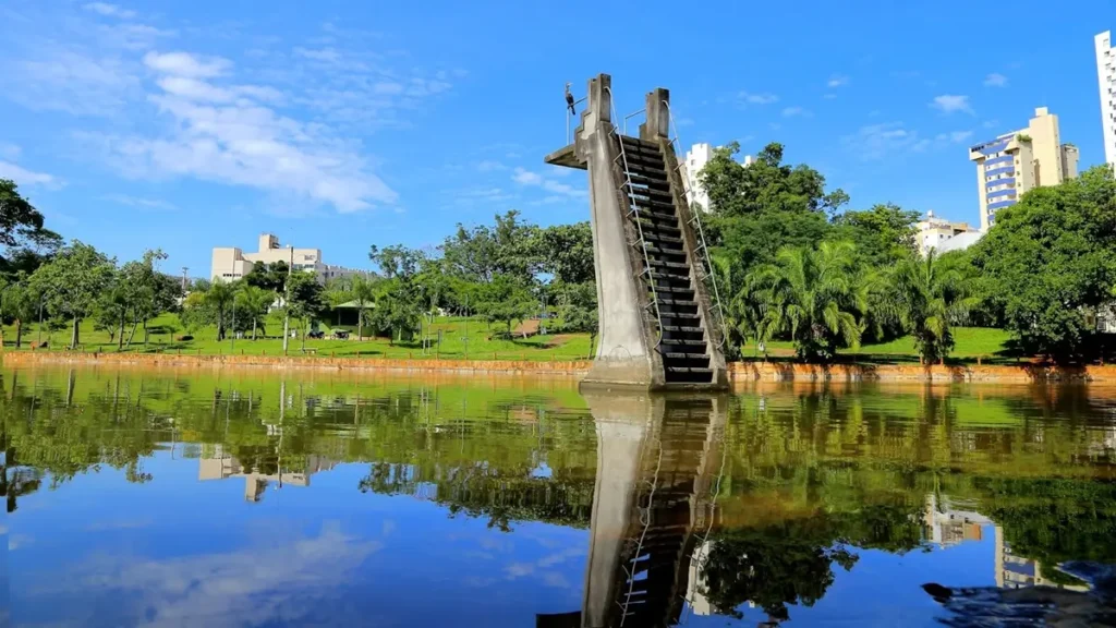 Laudo da Amma determina corte de 48 árvores no Lago das Rosas; delegado ambiental vê espécimes