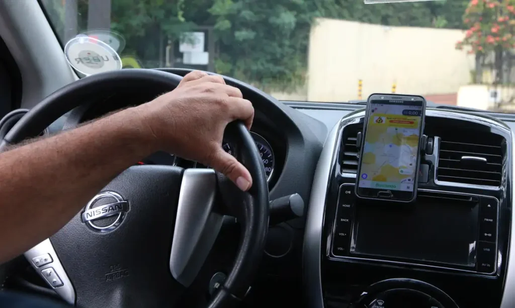Macena inaugura terceiro ponto de apoio para motoristas de app no DF