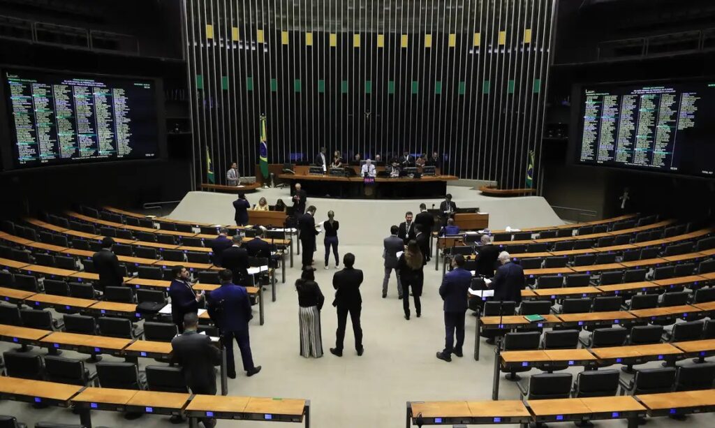 Câmara aprova minirreforma eleitoral que limita multas e libera mensagens