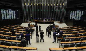 Câmara aprova minirreforma eleitoral que limita multas e libera mensagens