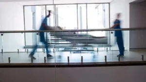 TRT-GO manda hospital pagar adicional a técnica de enfermagem por acumular função de maqueira