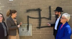 Suásticas aparecem pintadas em centros judaicos e sinagogas de Nova York