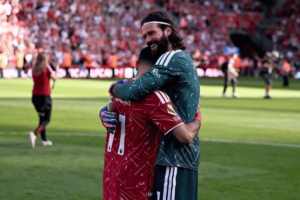 Goleiro do Liverpool, Alisson se despede de Mohamed Salah; confira
