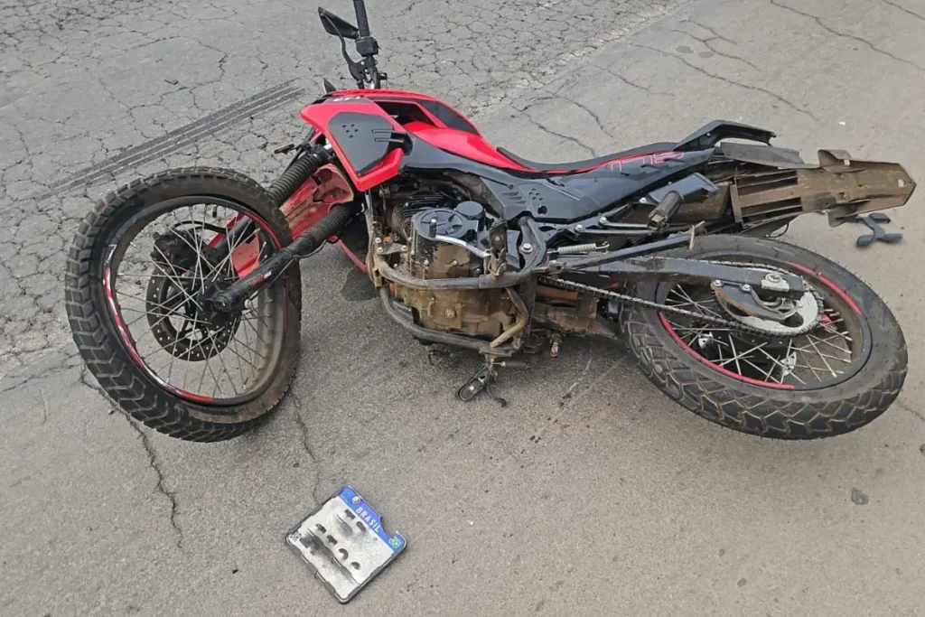 Motociclista morre atropelado por caminhão após tentativa de ultrapassagem na BR-153