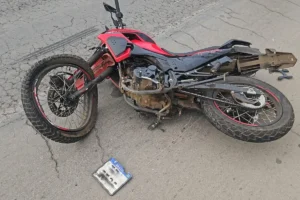 Motociclista morre atropelado por caminhão após tentativa de ultrapassagem na BR-153