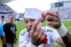 Neymar é substituído por engano, fica revoltado e leva amarelo