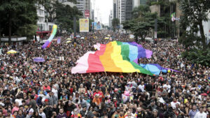 Parada LGBT+ de São Paulo enfrenta corte de patrocínios e pressão política