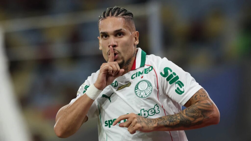 Paulinho é denunciado pelo STJD por comemoração contra o Flamengo