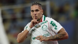 Paulinho é denunciado pelo STJD por comemoração contra o Flamengo