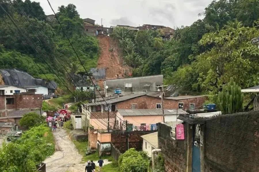Chuvas deixam mais de 9,5 mil desalojados em Pernambuco e mantêm estado em emergência