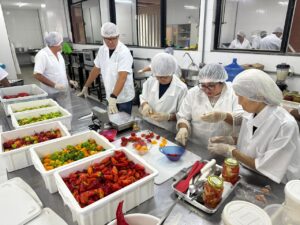 Oficina ensina processamento de pimentas especiais para produtores rurais no DF