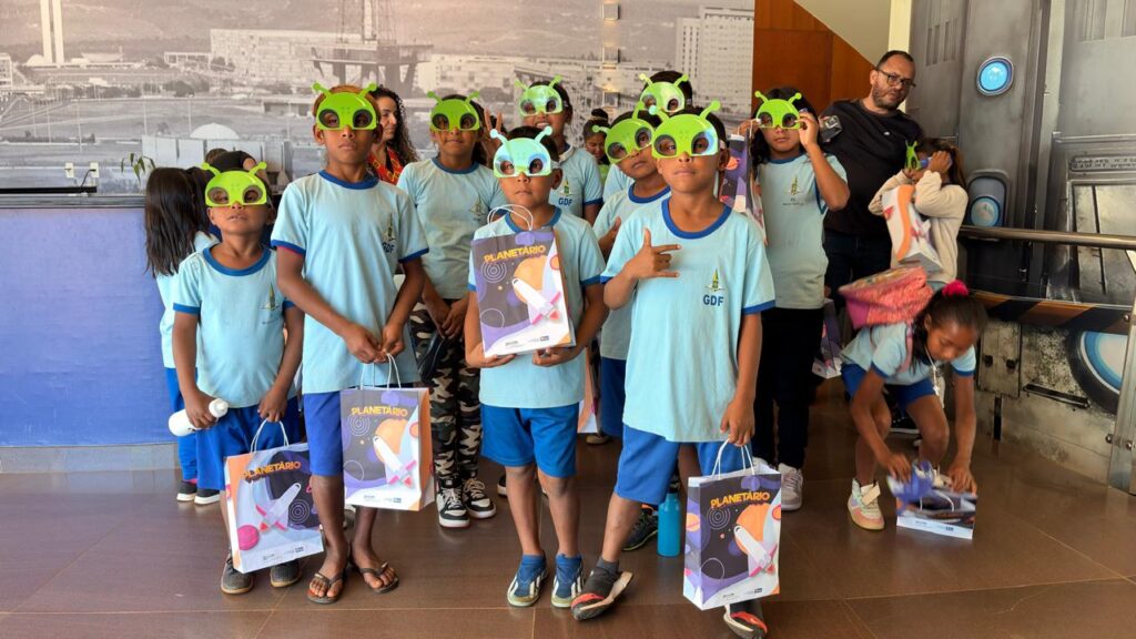 Planetário de Brasília recebe estudantes venezuelanos em visita educativa