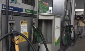 Governo anuncia subvenção a gasolina e diesel para mitigar impactos da guerra