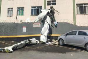 Moradores de prédio atingido por avião em BH são liberados para voltar para apartamentos