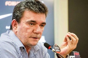 Torcida do Corinthians protesta contra Andrés Sanchez antes de votação