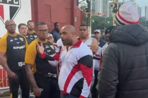 Torcida do São Paulo protesta no CT após eliminação na Copa do Brasil