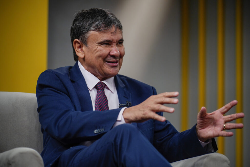 Wellington Dias assina acordos para inclusão socioeconômica no Salão do Turismo