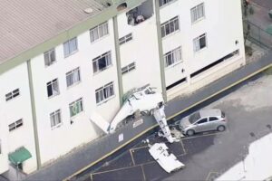 Avião de pequeno porte cai, atinge prédio e deixa dois mortos em Belo Horizonte