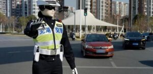 China usa robôs humanoides como guardas de trânsito