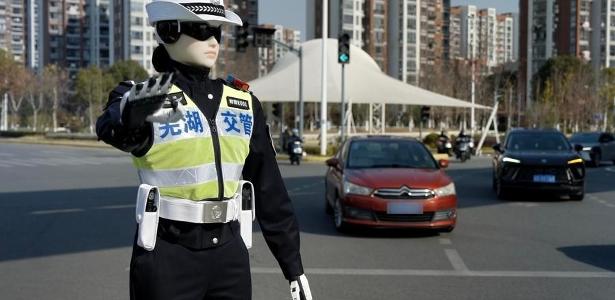 China usa robôs humanoides como guardas de trânsito