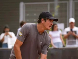 João Fonseca começa bem, mas sofre virada para sérvio e é eliminado na estreia do Masters 1000 de Roma