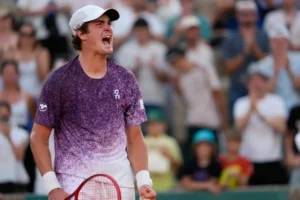 João Fonseca consegue grande virada, vence jogo de 3h30 e vai enfrentar Djokovic em Roland Garros