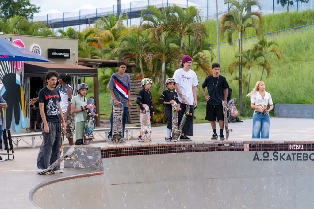 Evento em pista de skate reúne rock, punk, jazz e arte urbana