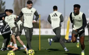 Valverde e Tchouaméni trocam socos no vestiário do Real Madrid e uruguaio é levado ao hospital