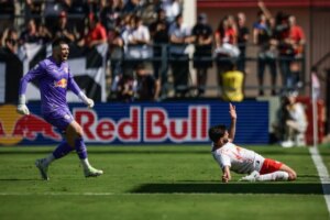 com gol de goleiro, Bragantino atropela Internacional