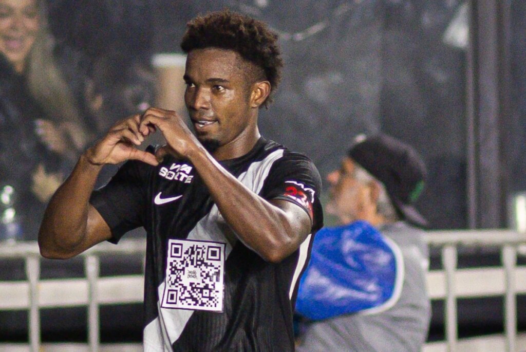 Vasco derrota Athletico-PR e salta na tabela do Campeonato Brasileiro