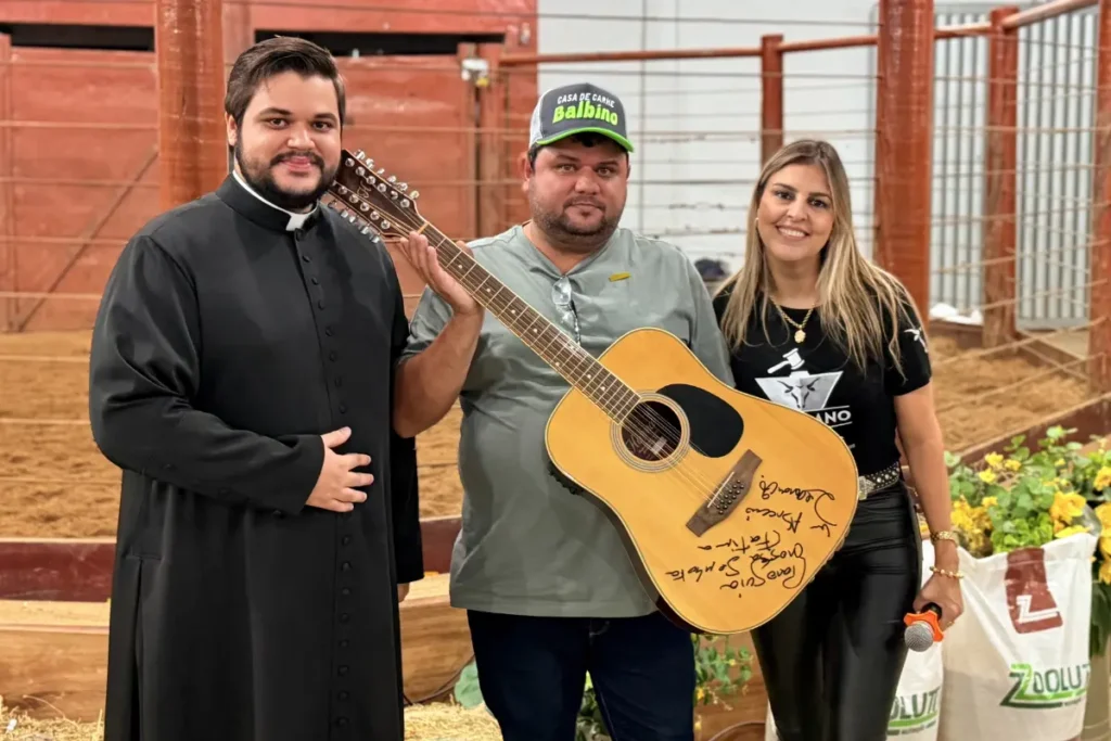 Bezerra e violão doados por Leonardo arrecadam R$ 32 mil em leilão de igreja em Goianésia
