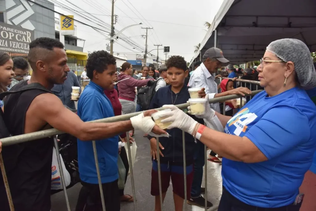 'Por essa ninguém esperava': prefeitura serve bolo no pote no aniversário de Aparecida e moradores reagem
