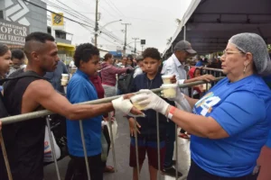 'Por essa ninguém esperava': prefeitura serve bolo no pote no aniversário de Aparecida e moradores reagem