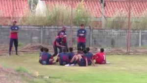 "Bando de moça": presidente xinga garotos do sub-15 durante intervalo de jogo que teve até bomba em campo
