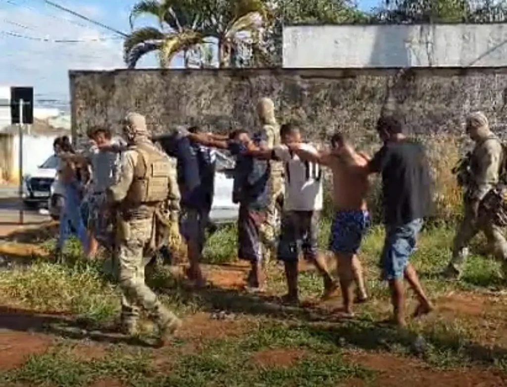 8 são presos e ponto de drogas que cobrava 'taxa' de usuários é destruído